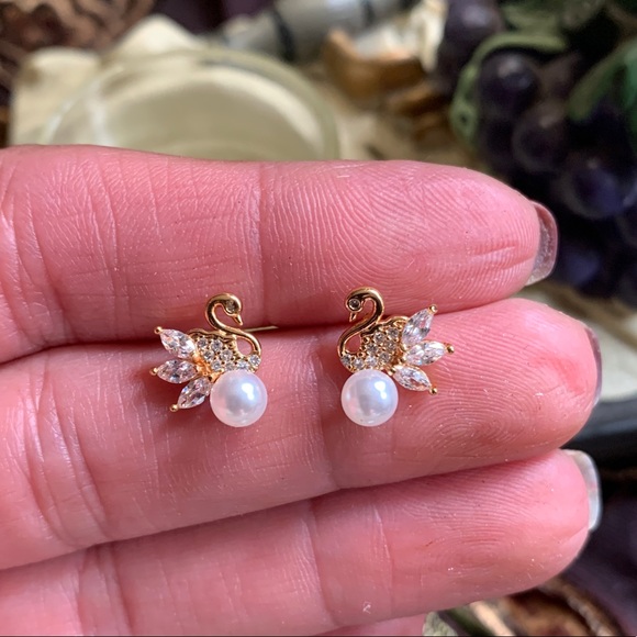 Jewelry - Beautiful cute Gold filled crystals Pearl swan earrings